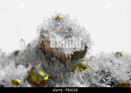 Pyrit und Bleiglanz durch Quarz, natürliche Crystal absorbiert, Close-up Stockfoto