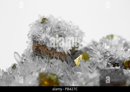 Pyrit und Bleiglanz durch Quarz, natürliche Crystal absorbiert, Close-up Stockfoto
