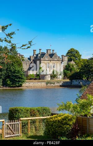 Beaulieu Hampshire England Juli 23, 2018 Die Palace House, über die Beaulieu River gesehen Stockfoto