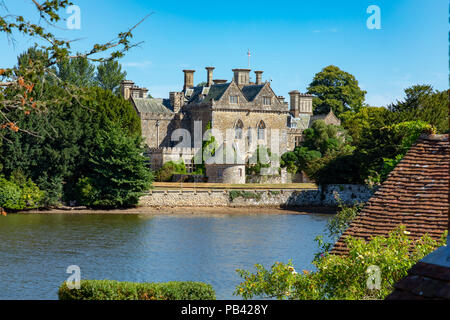 Beaulieu Hampshire England Juli 23, 2018 Die Palace House, über die Beaulieu River gesehen Stockfoto