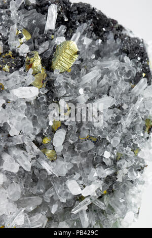Pyrit und Bleiglanz durch Quarz, natürliche Crystal absorbiert, Close-up Stockfoto