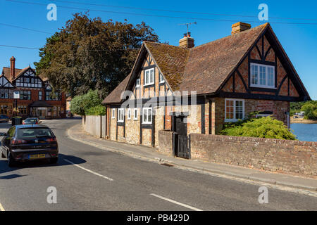 Beaulieu Hampshire England Juli 23, 2018 Fachwerkhaus Ferienhaus in einem Dorf Straße Stockfoto