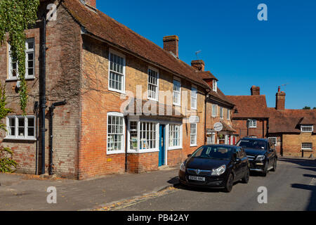 Beaulieu Hampshire England Juli 23, 2018 Alte bric-Häuser in einem Dorf Straße Stockfoto