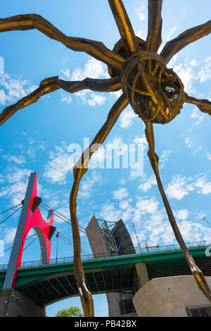 Spanien moderne Stadt, mit Blick auf die Unterseite der Louise Bourgeois, die riesige bronzene Spinne (Maman) neben dem Guggenheim Museum in Bilbao, Spanien. Stockfoto