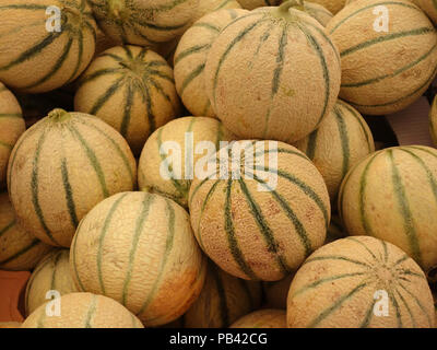 Eine große Auswahl süßen Melonen auf Verkauf in diesem Markt im Freien von Sete, im Süden von Frankreich in die Hitzewelle im Sommer 2018 Stockfoto