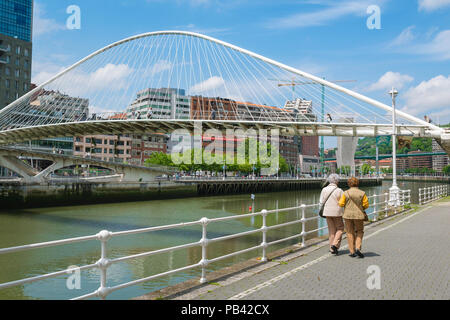 Bilbao Zubizuri Bridge, Blick auf die Santiago Calatrava entworfen, Zubizuri (weiße Brücke) spanning der Ria de Bilbao (Rio Nervion) in Bilbao, Spanien. Stockfoto