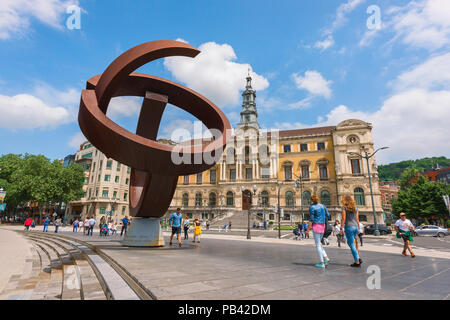 Stadtzentrum von Bilbao, Blick auf das Rathaus (Ayuntamiento) Gebäude und moderne Skulptur mit dem Titel Die Alternative eiförmig (Jorge Oteiza) Bilbao, Spanien. Stockfoto