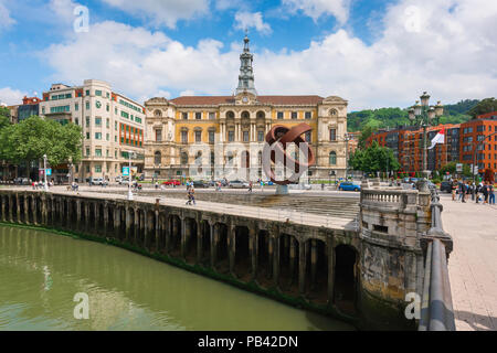 Bilbao Zentrum, Riverside Blick auf das Rathaus (Ayuntamiento) Gebäude und modernistischer Skulptur die Alternative Eiförmig von Jorge Oteiza, Bilbao, Spanien. Stockfoto