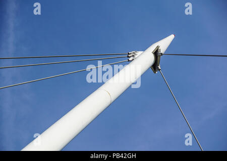 Moderne Details der Brücke. Halten Sie die Kabel. Stockfoto