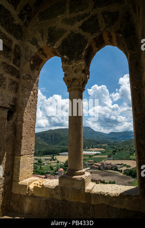 Blick durch die Fenster in der Mauer der Burg von Frías, Provinz Burgos, Kastilien und Leon, Spanien Stockfoto