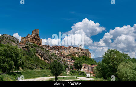 Panoramablick auf eine Kleinstadt Frías, Provinz Burgos, Kastilien und Leon, Spanien Stockfoto