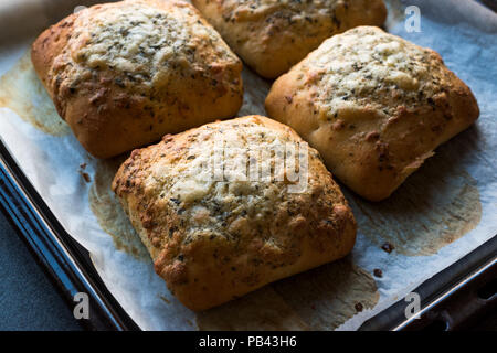 Frisch gebackene Square Knoblauch Brot mit Käse und Kräutern im Ofen Fach. Ökologische Lebensmittel Stockfoto