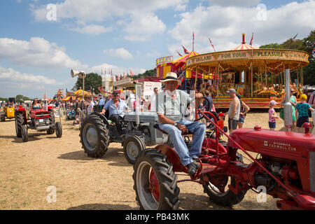 Ein Konvoi von Oldtimer Traktoren auf Anzeige an die 2018 Cheshire Steam Fair Stockfoto