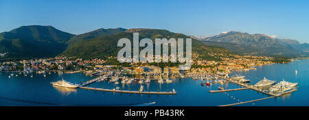 Antenne Panoramablick auf den Abend in Porto Montenegro Tivat. Stockfoto