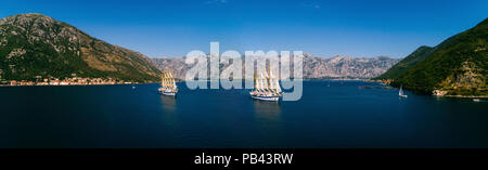 Antenne Panoramablick auf zwei großen Yachten, die schwimmt in der Bucht von Kotor. Stockfoto