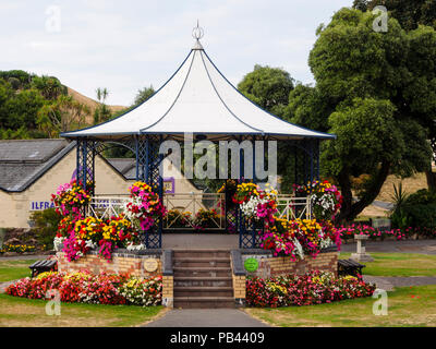 Sommer Bettwäsche Blumen bedeck der Viktorianischen Musikpavillon in Runnymede Gärten, Ilfracombe, Devon, Großbritannien Stockfoto