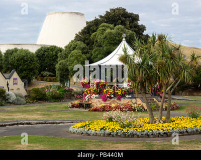 Sommer Bettwäsche Blumen in Betten und runden den Musikpavillon in Runnymede Gärten, Ilfracombe, Devon, Großbritannien. Sehenswürdigkeiten Theater im Hintergrund Stockfoto