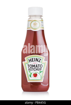 LONDON, UK, 28. JULI 2018: Eine Flasche Heinz Ketchup auf weißem Hintergrund. Stockfoto