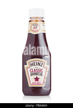 LONDON, UK, 28. JULI 2018: Eine Flasche Heinz Classic Grill auf weißem Hintergrund. Stockfoto