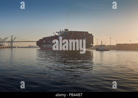Die riesigen Yang Ming Containerschiff, YM EINSTIMMIGKEIT, betritt die Los Angeles Hauptkanal, gebunden für den Hafen von Los Angeles, Kalifornien, USA. Stockfoto