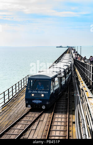 Pier Eisenbahn Zug durch den Motor Sir John Betjeman, Southend On Sea gezogen. Stockfoto