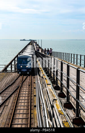 Pier Eisenbahn Zug durch den Motor Sir John Betjeman, Southend On Sea gezogen. Stockfoto