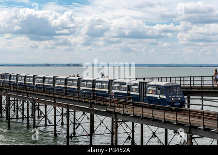 Pier Eisenbahn Zug durch den Motor Sir John Betjeman, Southend On Sea gezogen. Stockfoto