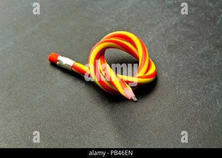 Flexibler Bleistift auf einen Hintergrund. Verbogene Stifte mit zwei Farben Stockfoto