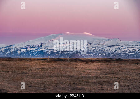 Straße Autobahn Ringstraße Nr. 1 in Island, mit Blick auf die Berge. Südliche Seite des Landes. Stockfoto