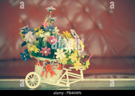 Vintage Effekt Stil der Schönen Blumenstrauß in weiß Warenkorb auf Tabelle Stockfoto