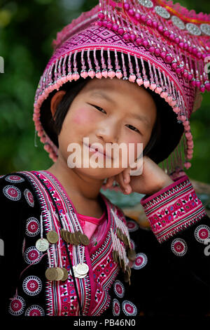 Thai Mädchen in traditioneller Kleidung und Hut, sieht mich an, in Chiang Mai, Thailand. Stockfoto