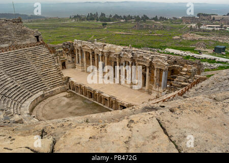 Das Erdbeben beschädigt römischen Ruinen, ein Auditorium und anderen Gebäuden, die an der Spitze von Pamukkale, Türkei. Stockfoto