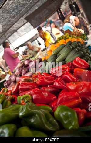 Frisches Obst und Gemüse auf einem Marktstand Stockfoto