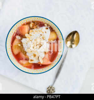 Hausgemachten Rhabarber und Apfelkompott mit Kokosnuss Joghurt und Müsli, gesunde detox Snack Stockfoto