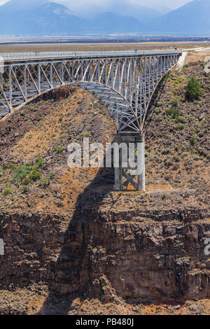 TAOS, NM, USA-6 Juli 18: Der Rio Grande Schlucht Brücke, auf uns 64 südlich von Taos ist die zweithöchste Brücke im US Highway System. Stockfoto