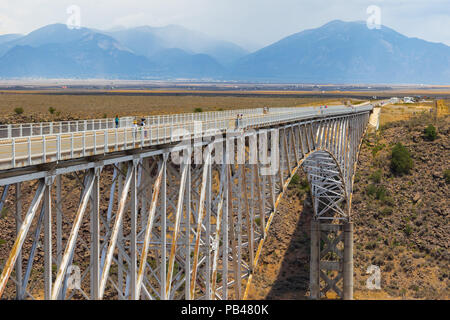 TAOS, NM, USA-6 Juli 18: Der Rio Grande Schlucht Brücke, auf uns 64 südlich von Taos ist die zweithöchste Brücke im US Highway System. Stockfoto