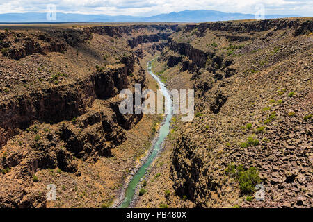 TAOS, NM, USA-7 6. Juli 18: Der Rio Grande Schlucht, vom Rio Grande Schlucht Brücke, auf uns 64 gesehen. Stockfoto