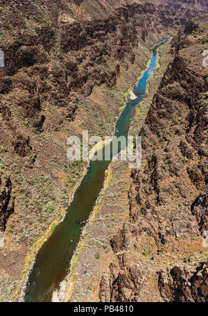 TAOS, NM, USA-7 6. Juli 18: Der Rio Grande Schlucht, vom Rio Grande Schlucht Brücke, auf uns 64 gesehen. Stockfoto