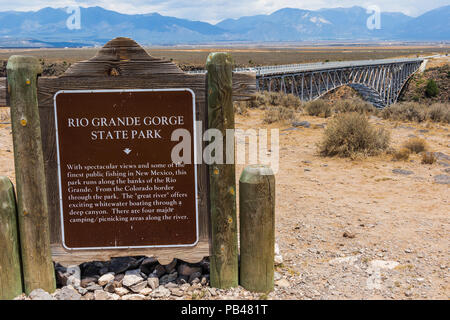 TAOS, NM, USA-6 Juli 18: ein beschreibendes Zeichen am Rio Grande Schlucht Brücke, auf uns 64 südlich von Taos die zweithöchste Brücke in den USA Highway System. Stockfoto