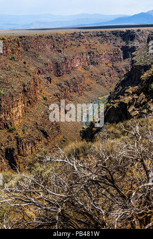 TAOS, NM, USA-7 6. Juli 18: Der Rio Grande Schlucht, der von der Bank in der Nähe des Rio Grande Schlucht Brücke, auf uns 64 gesehen. Stockfoto