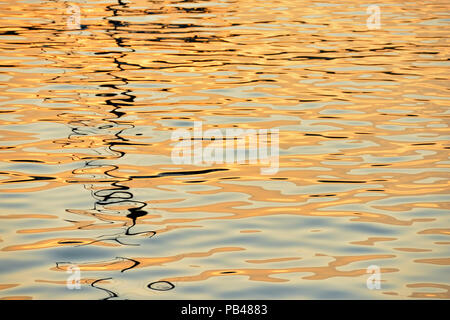 Dämmerung Himmel und günstig pleasurecraft in Wrack Bay, Puerto Baquerizo Moreno, Insel San Cristobal, Ecuador Stockfoto