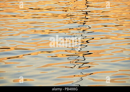 Dämmerung Himmel und günstig pleasurecraft in Wrack Bay, Puerto Baquerizo Moreno, Insel San Cristobal, Ecuador Stockfoto