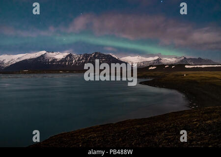 Northern Lights auf der Diamond Beach im Südosten von Island, Jokursarlon Vik Eis Felsen Meer Stockfoto