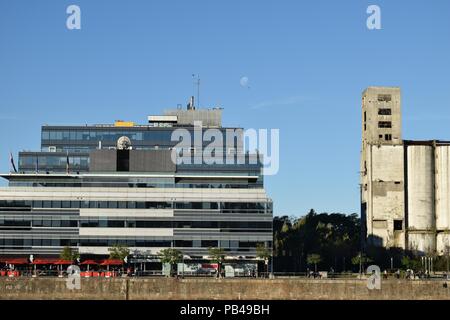 Modernes Gebäude direkt neben Ruinen in Buenos Aires berühmten Stadtteil Puerto Madero Stockfoto