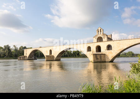 Berühmte mittelalterliche Brücke in Avignon über den Fluss Rhône, Provence, Frankreich Stockfoto