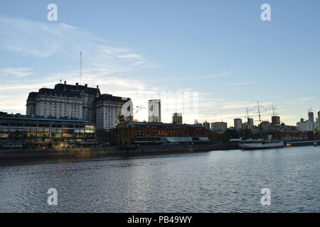 Historische Gebäude und Skyline von Puerto Madero, Buenos Aires, Argentinien Stockfoto