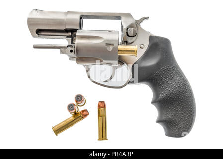 Eine 357 Magnum Revolver mit Munition und eine in der Kammer in einem isolierten Hintergrund Stockfoto