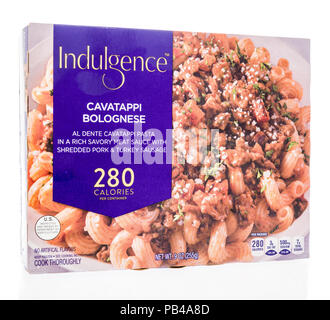 Winneconne, WI - 25 Juli 2018 - eine Box von Genuss cavatappi Bolognese auf einem isolierten Hintergrund. Stockfoto