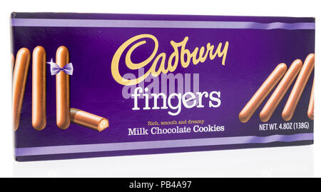 Winneconne, WI - 25 Juli 2018 - eine Box von Cadbury finger Milk Chocolate Cookies auf einer isolierten Hintergrund. Stockfoto