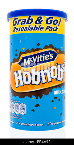 Winneconne, WI - 25 Juli 2018 - eine Tube McVitie's Hobnobs auf einem isolierten Hintergrund. Stockfoto